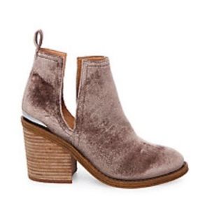 Steve Madden Shariniv Taupe Booties